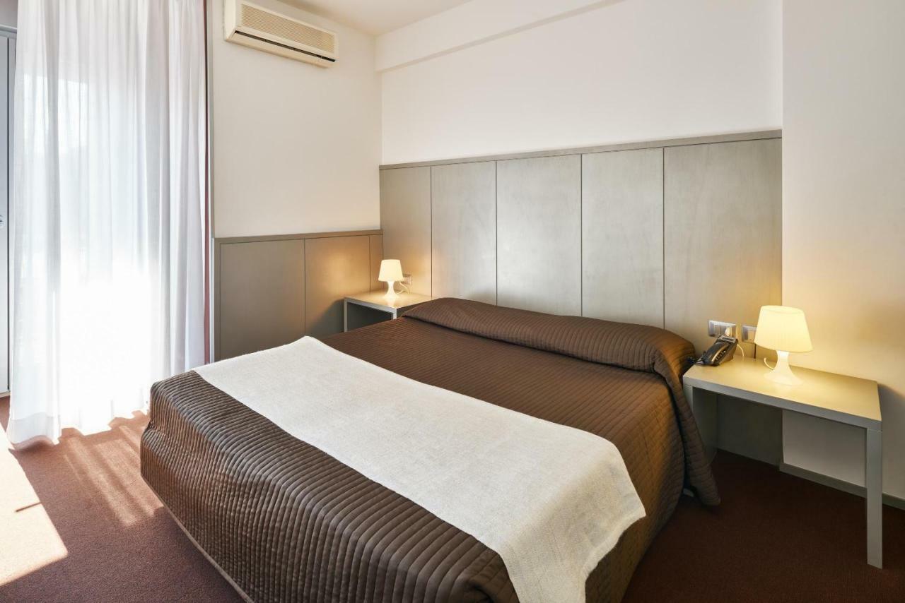Hotel Europa Градо Екстериор снимка